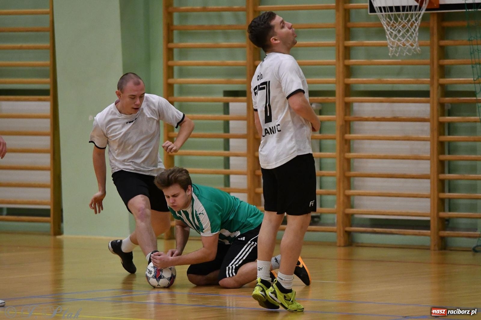 Zdjęcie w galerii na portalu naszraciborz.pl: Futsalowe emocje na zakończenie roku [FOTO] wiadomości z regionu