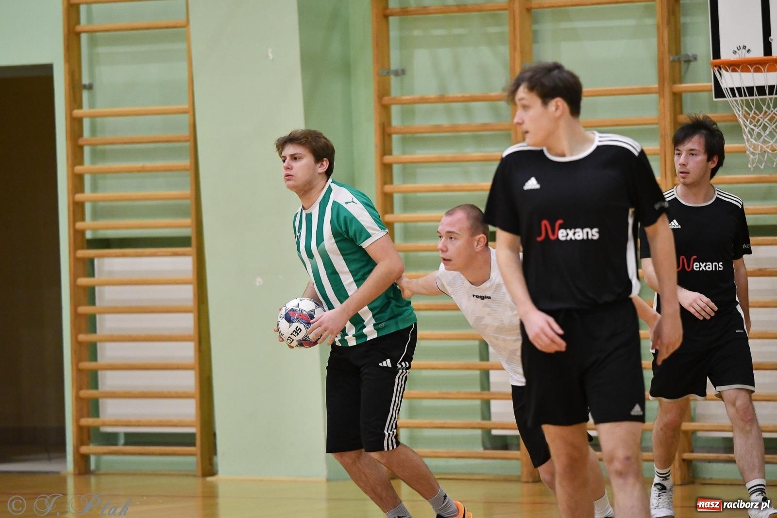 Zdjęcie w galerii na portalu naszraciborz.pl: Futsalowe emocje na zakończenie roku [FOTO] wiadomości z regionu