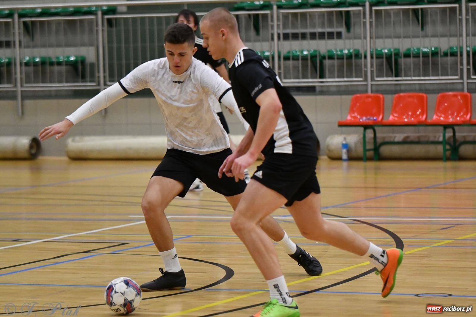 Zdjęcie w galerii na portalu naszraciborz.pl: Futsalowe emocje na zakończenie roku [FOTO] wiadomości z regionu