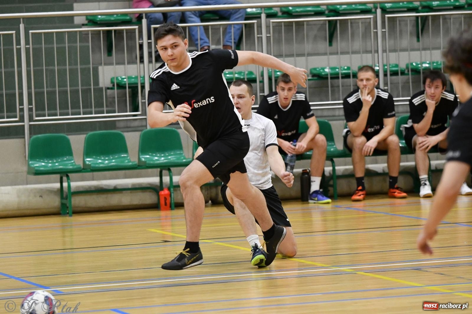 Zdjęcie w galerii na portalu naszraciborz.pl: Futsalowe emocje na zakończenie roku [FOTO] wiadomości z regionu