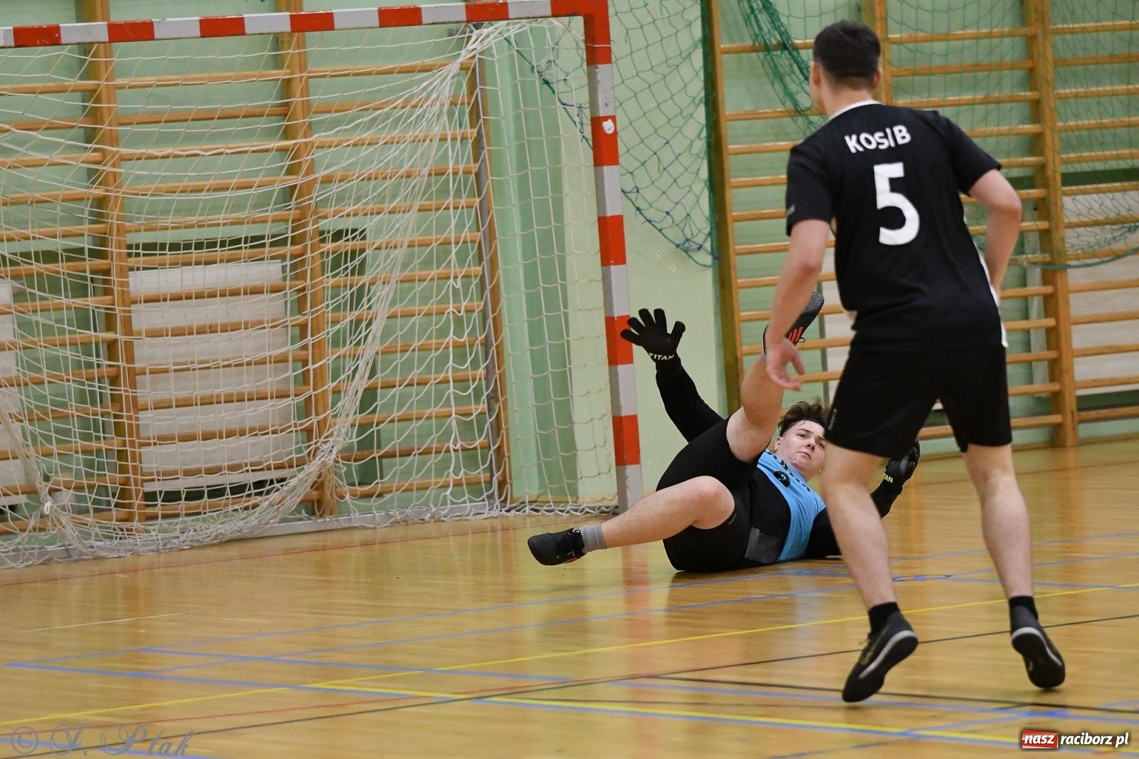 Zdjęcie w galerii na portalu naszraciborz.pl: Futsalowe emocje na zakończenie roku [FOTO] wiadomości z regionu