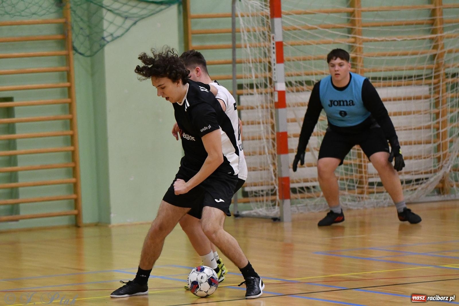 Zdjęcie w galerii na portalu naszraciborz.pl: Futsalowe emocje na zakończenie roku [FOTO] wiadomości z regionu