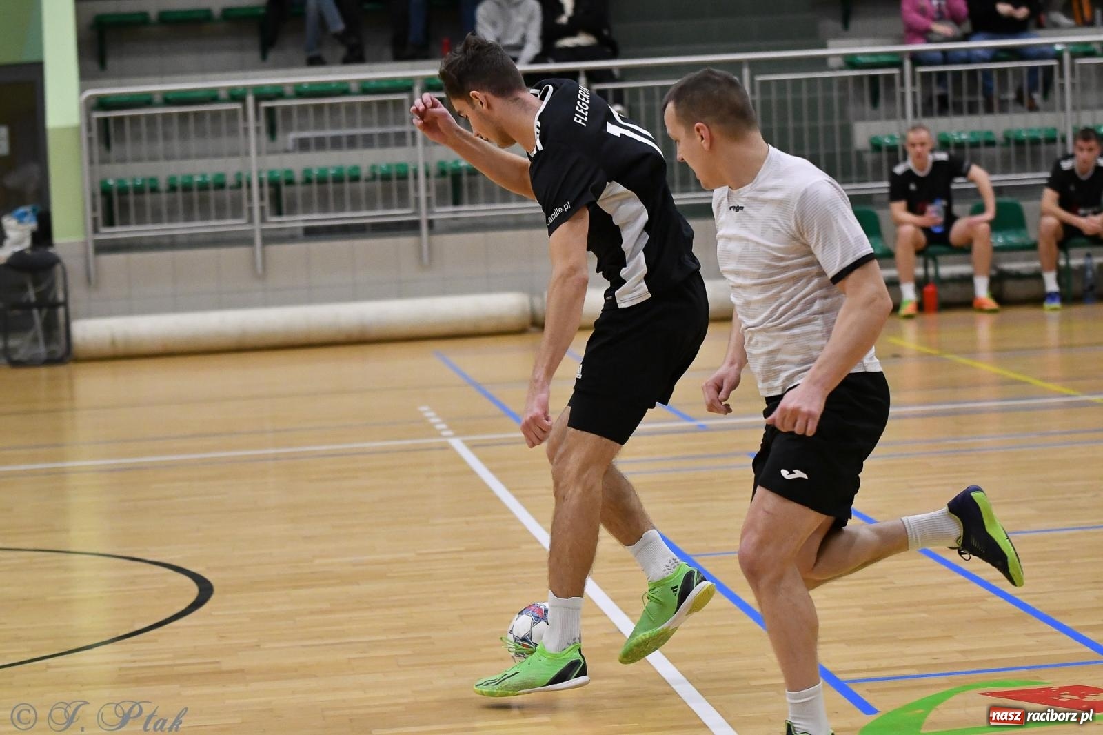 Zdjęcie w galerii na portalu naszraciborz.pl: Futsalowe emocje na zakończenie roku [FOTO] wiadomości z regionu