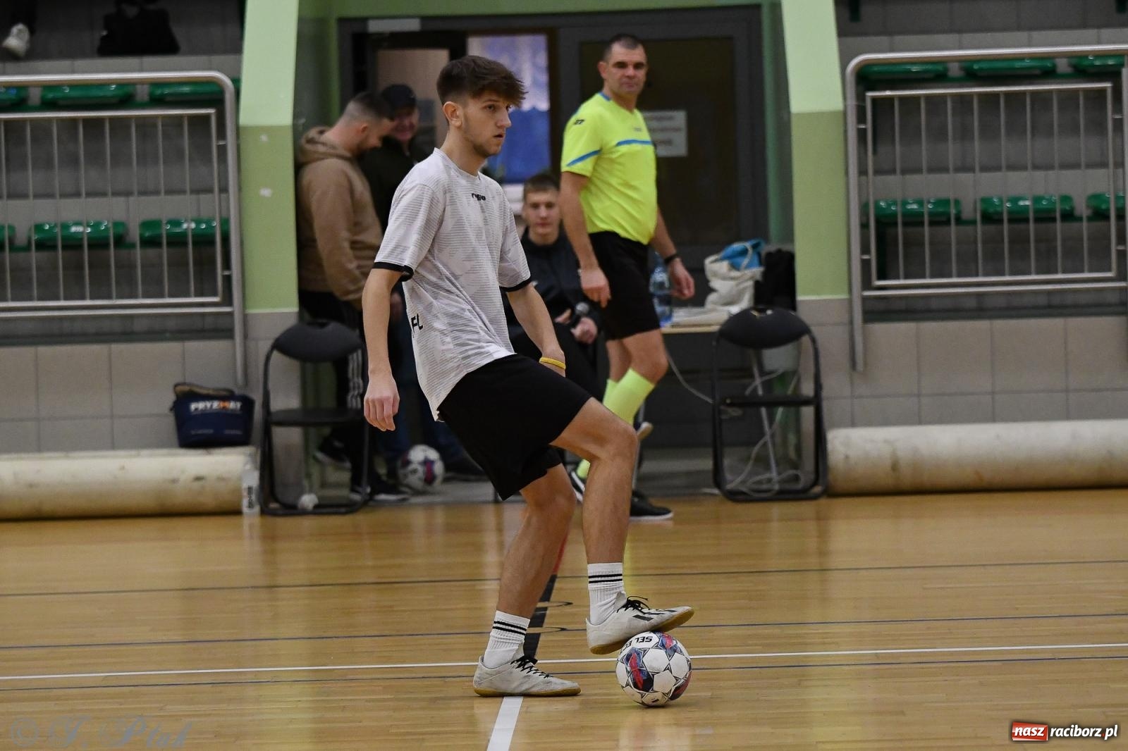 Zdjęcie w galerii na portalu naszraciborz.pl: Futsalowe emocje na zakończenie roku [FOTO] wiadomości z regionu