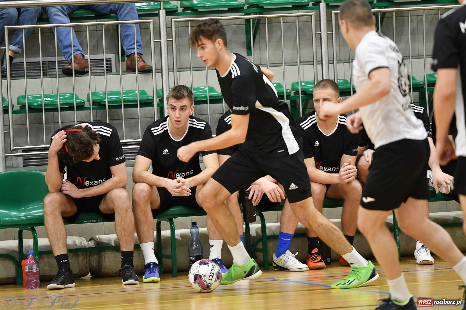 Zdjęcie w galerii na portalu naszraciborz.pl: Futsalowe emocje na zakończenie roku [FOTO] wiadomości z regionu