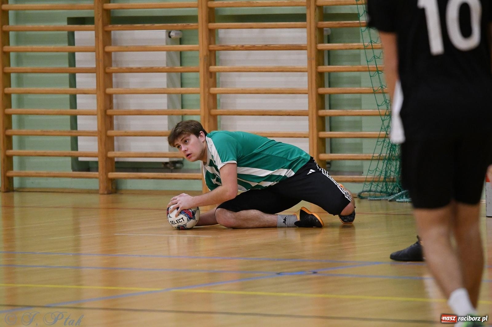 Zdjęcie w galerii na portalu naszraciborz.pl: Futsalowe emocje na zakończenie roku [FOTO] wiadomości z regionu