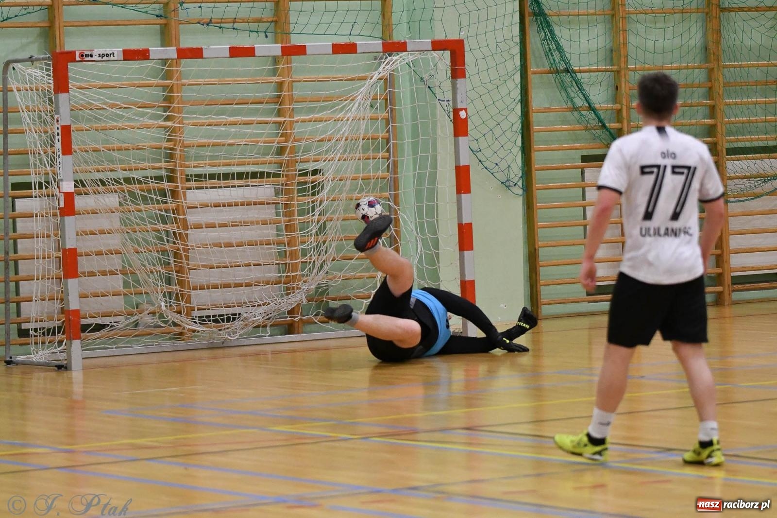 Zdjęcie w galerii na portalu naszraciborz.pl: Futsalowe emocje na zakończenie roku [FOTO] wiadomości z regionu