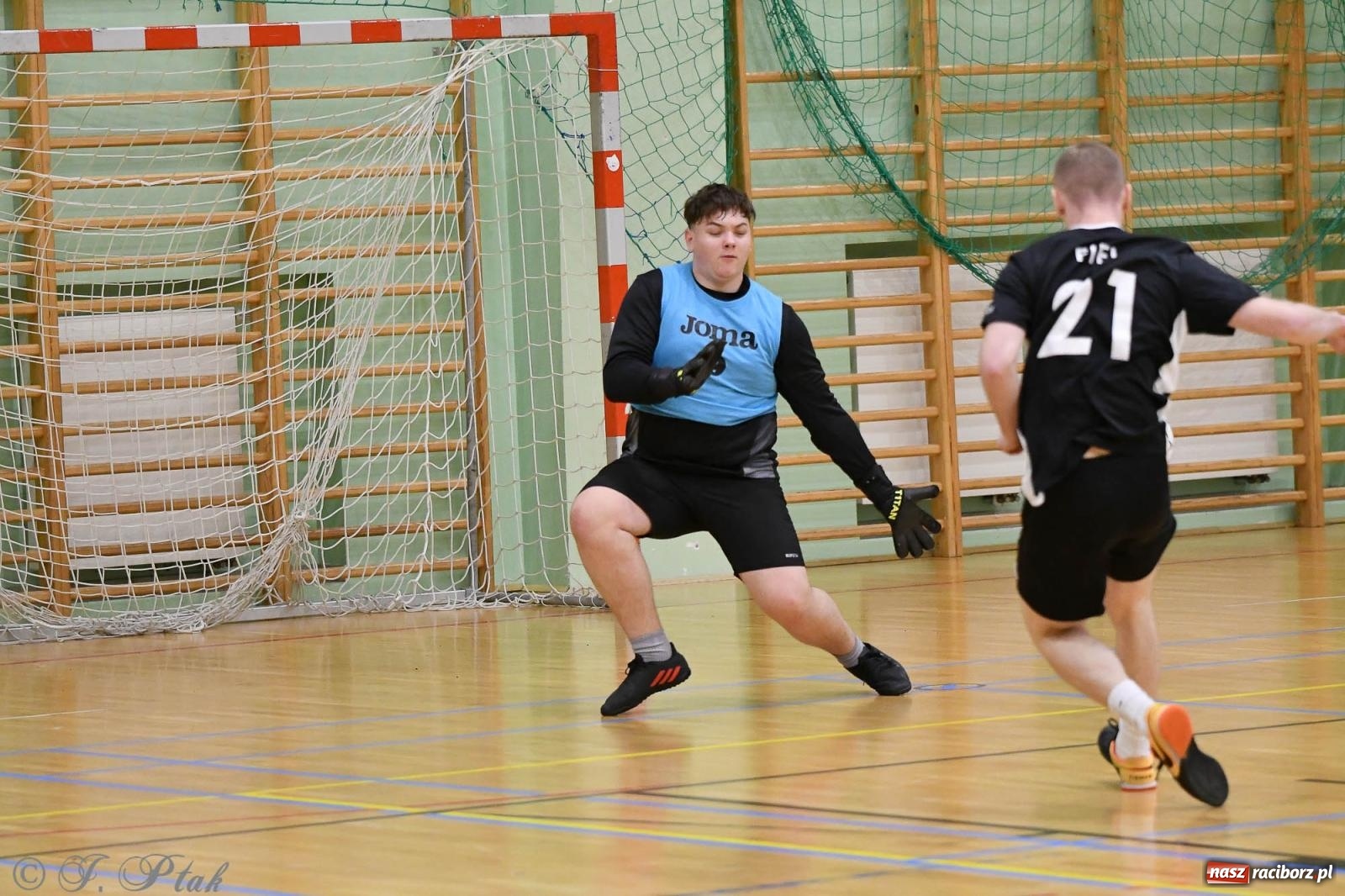 Zdjęcie w galerii na portalu naszraciborz.pl: Futsalowe emocje na zakończenie roku [FOTO] wiadomości z regionu