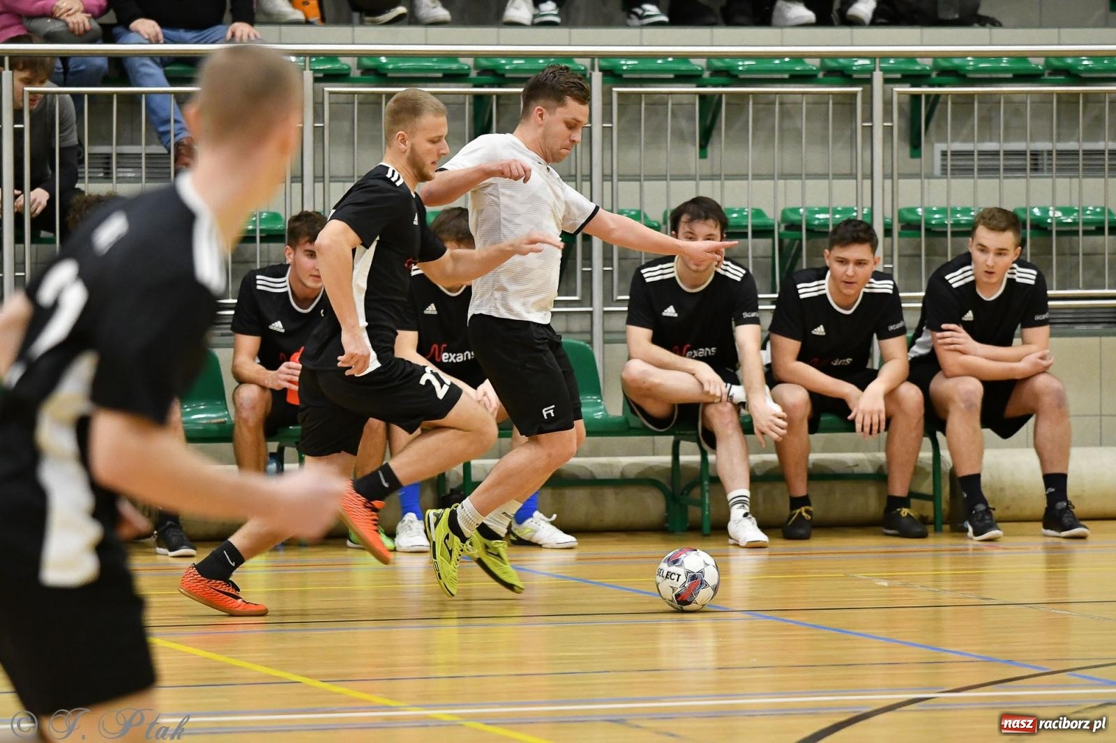 Zdjęcie w galerii na portalu naszraciborz.pl: Futsalowe emocje na zakończenie roku [FOTO] wiadomości z regionu