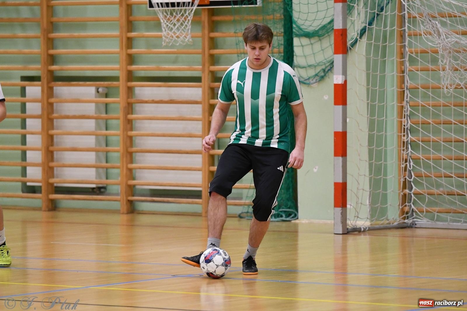 Zdjęcie w galerii na portalu naszraciborz.pl: Futsalowe emocje na zakończenie roku [FOTO] wiadomości z regionu