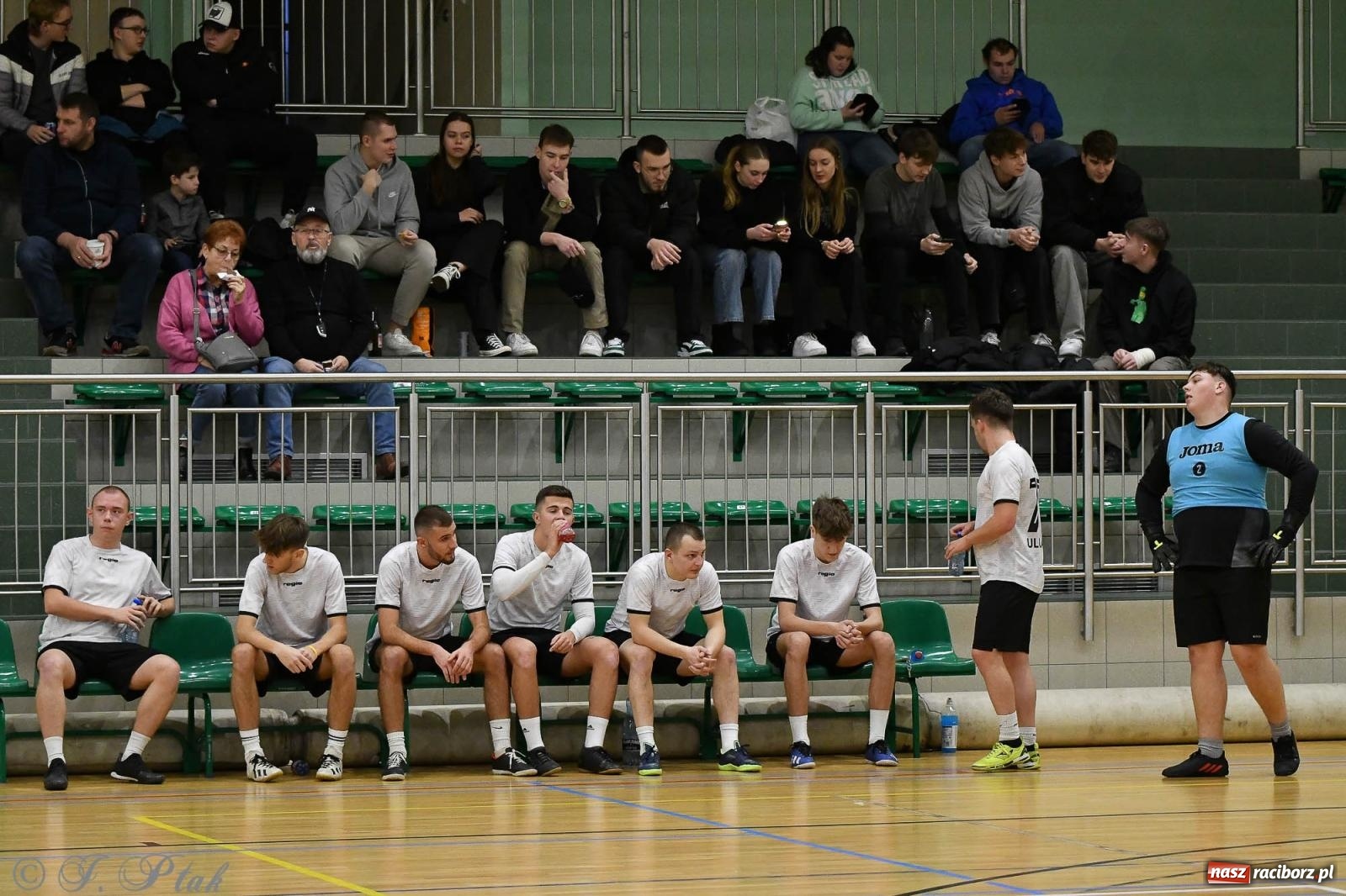 Zdjęcie w galerii na portalu naszraciborz.pl: Futsalowe emocje na zakończenie roku [FOTO] wiadomości z regionu