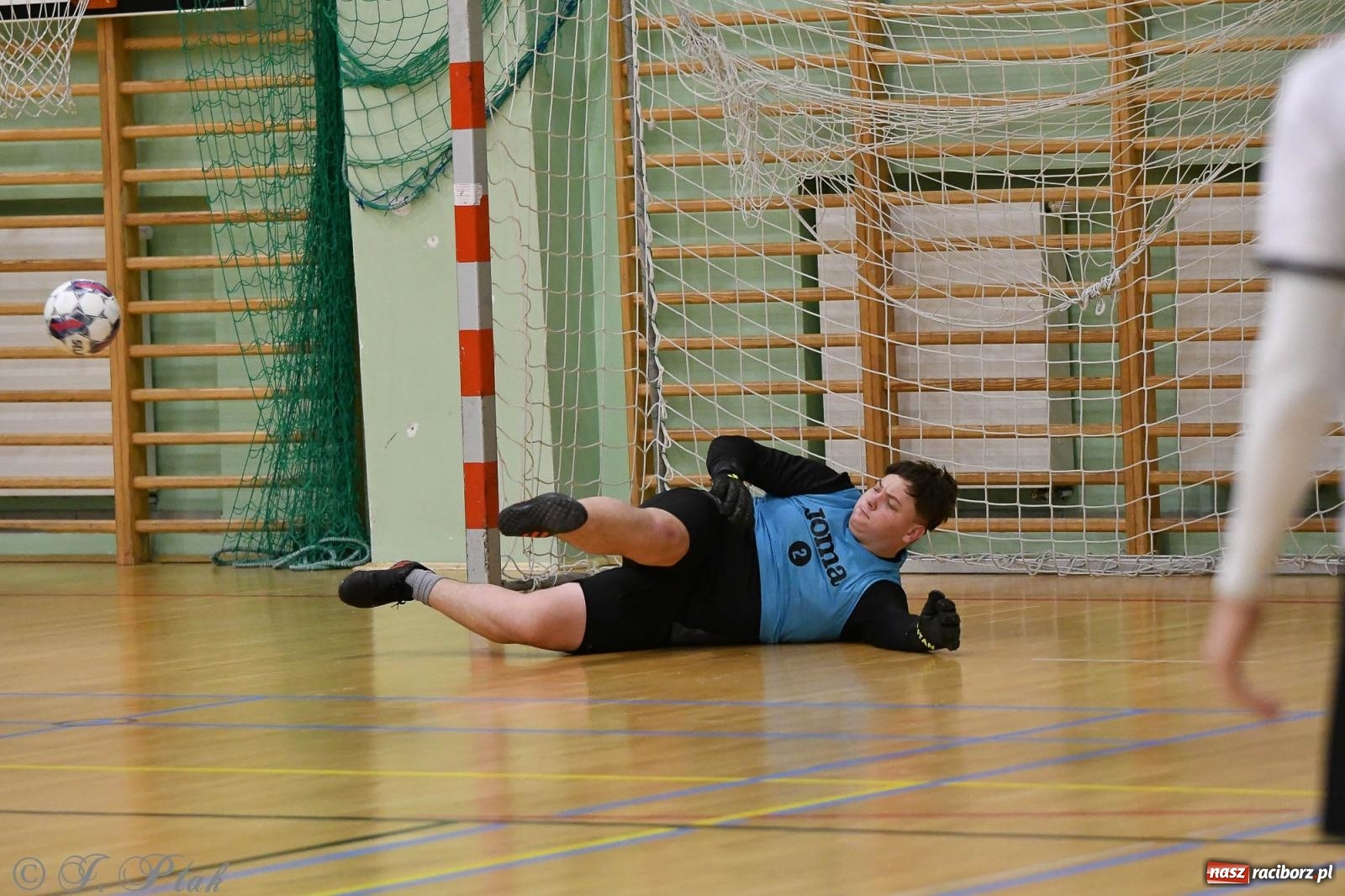 Zdjęcie w galerii na portalu naszraciborz.pl: Futsalowe emocje na zakończenie roku [FOTO] wiadomości z regionu