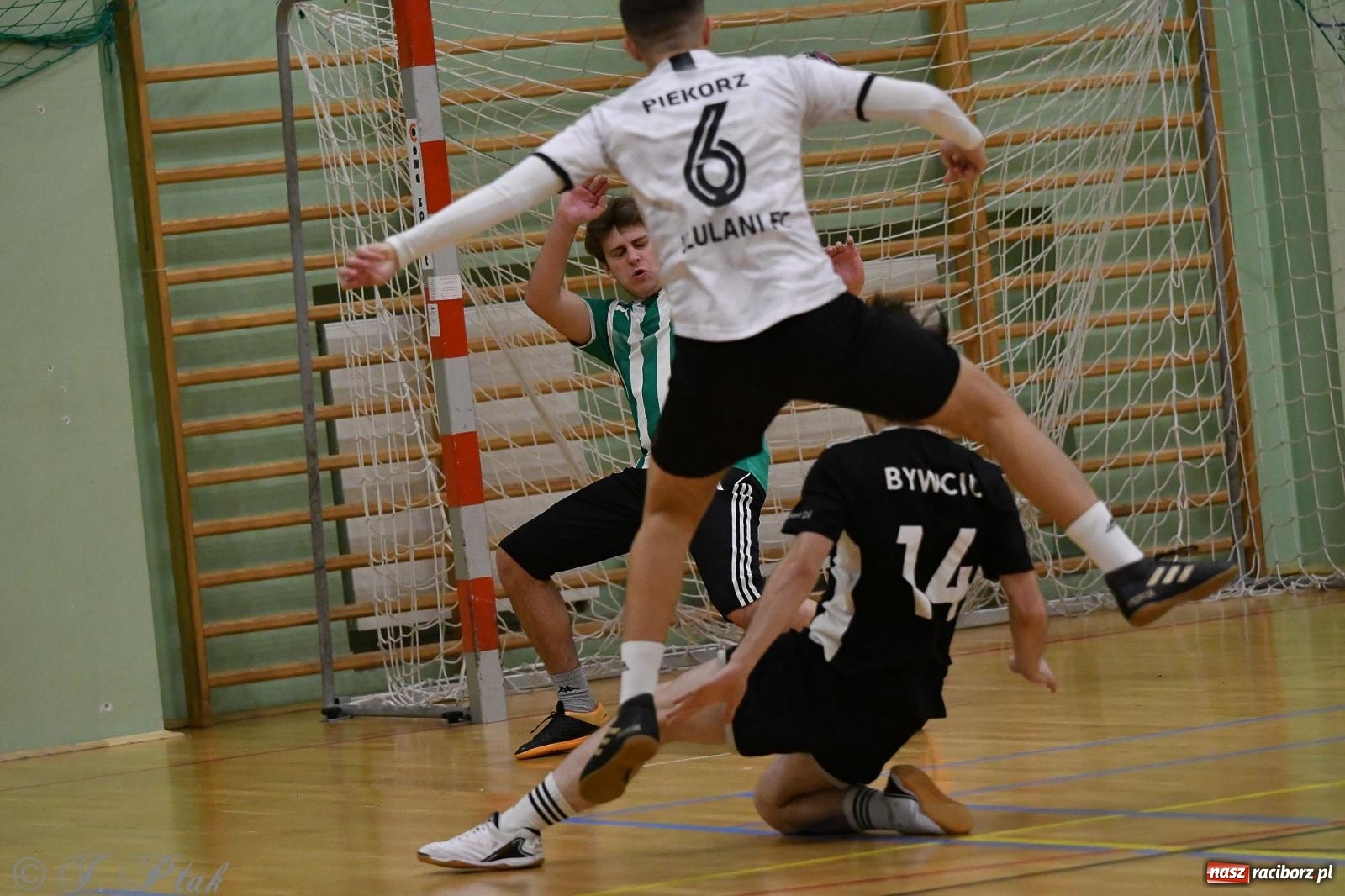 Zdjęcie w galerii na portalu naszraciborz.pl: Futsalowe emocje na zakończenie roku [FOTO] wiadomości z regionu