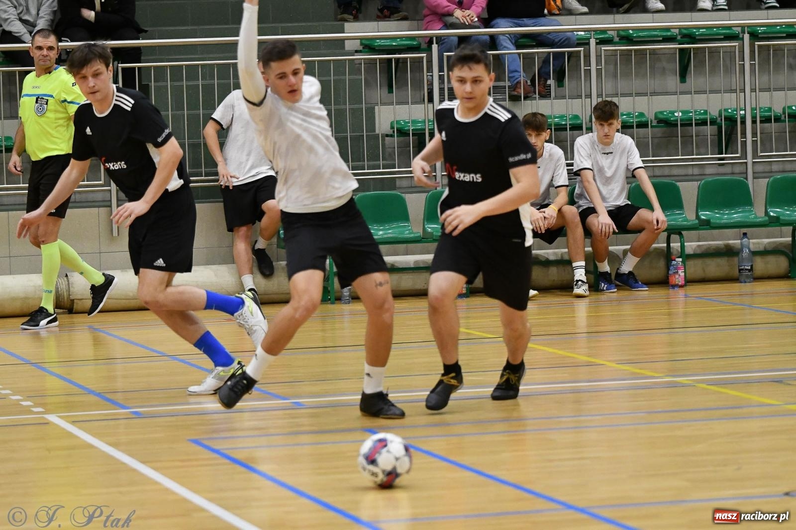 Zdjęcie w galerii na portalu naszraciborz.pl: Futsalowe emocje na zakończenie roku [FOTO] wiadomości z regionu