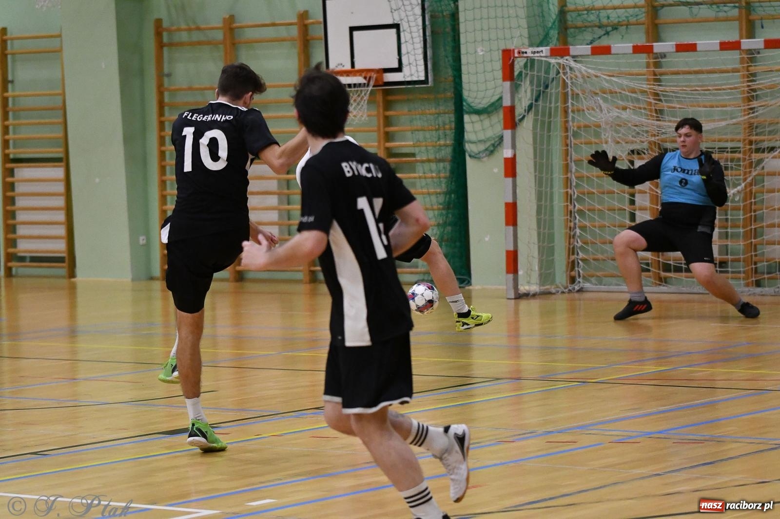 Zdjęcie w galerii na portalu naszraciborz.pl: Futsalowe emocje na zakończenie roku [FOTO] wiadomości z regionu