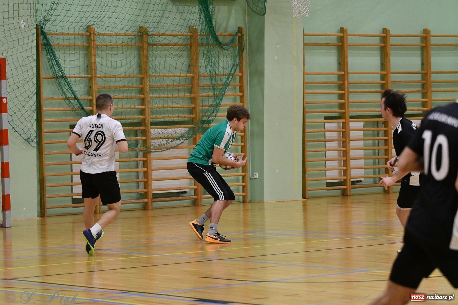 Zdjęcie w galerii na portalu naszraciborz.pl: Futsalowe emocje na zakończenie roku [FOTO] wiadomości z regionu