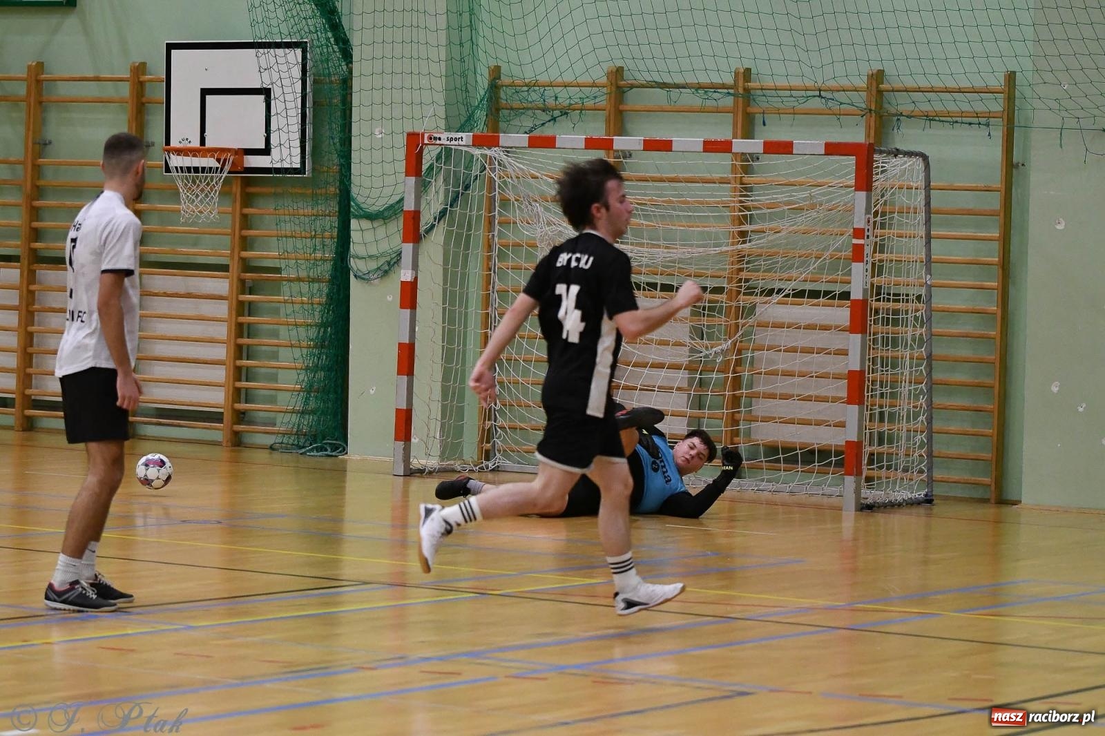 Zdjęcie w galerii na portalu naszraciborz.pl: Futsalowe emocje na zakończenie roku [FOTO] wiadomości z regionu