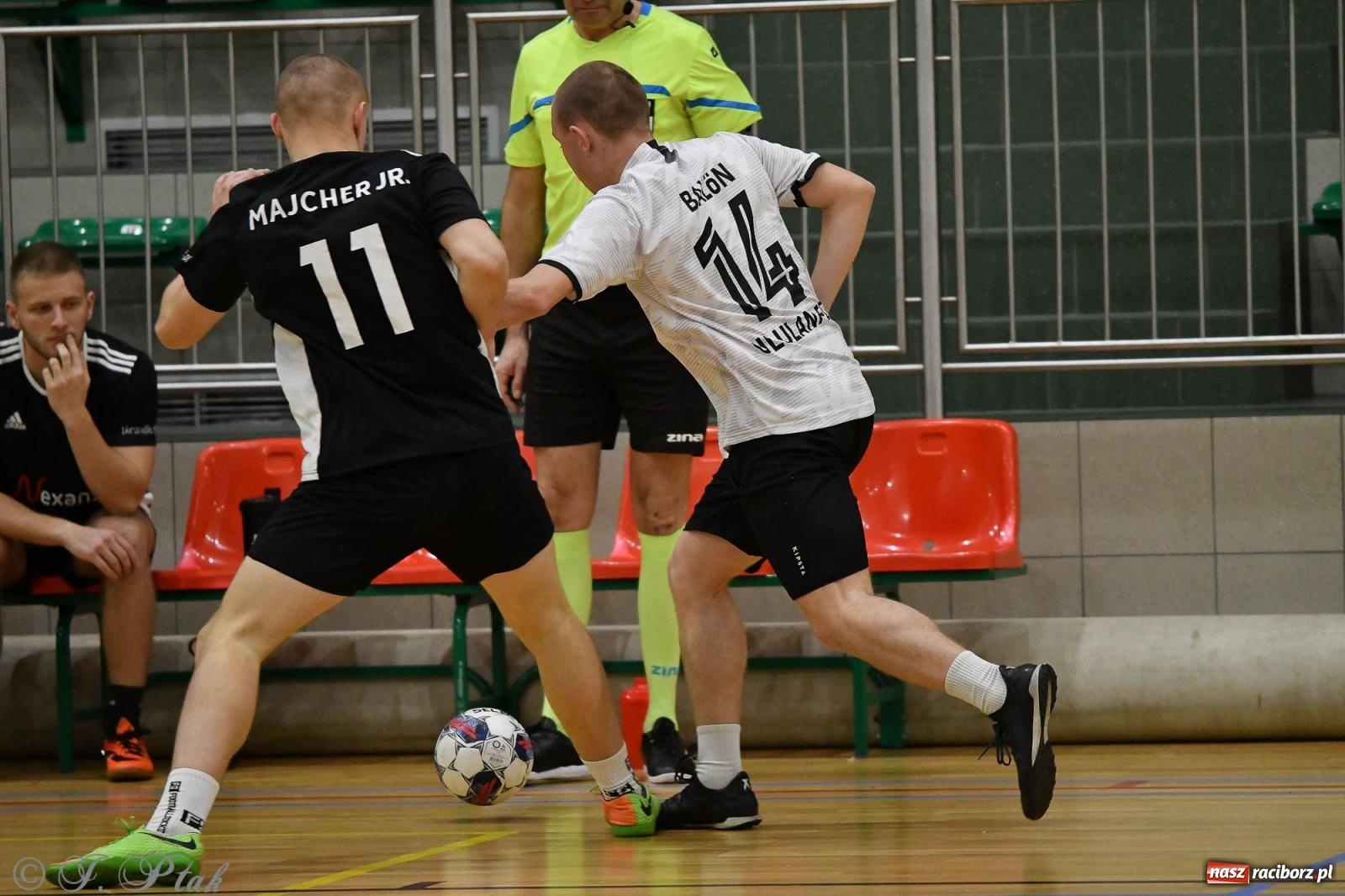 Zdjęcie w galerii na portalu naszraciborz.pl: Futsalowe emocje na zakończenie roku [FOTO] wiadomości z regionu