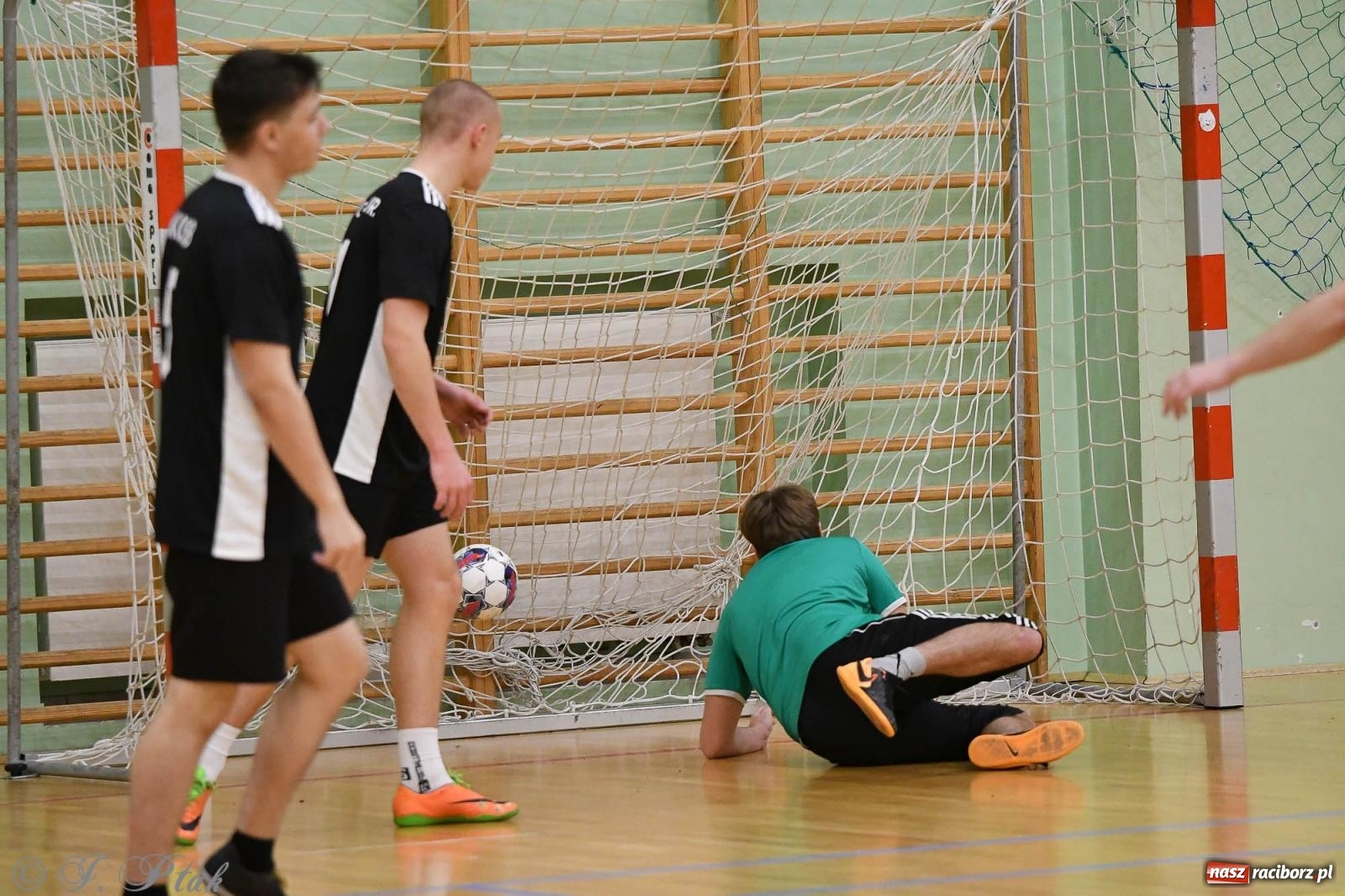 Zdjęcie w galerii na portalu naszraciborz.pl: Futsalowe emocje na zakończenie roku [FOTO] wiadomości z regionu