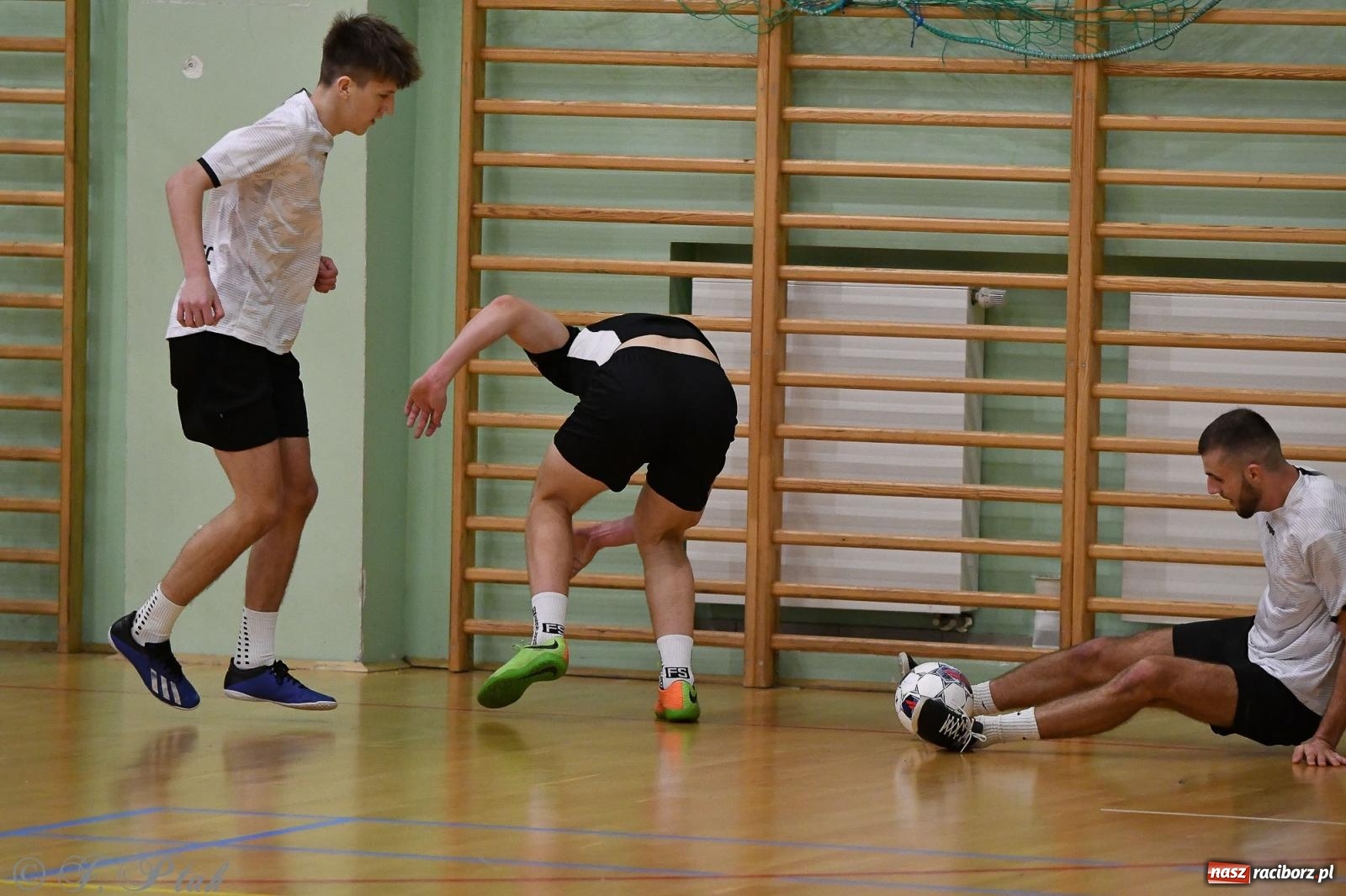 Zdjęcie w galerii na portalu naszraciborz.pl: Futsalowe emocje na zakończenie roku [FOTO] wiadomości z regionu