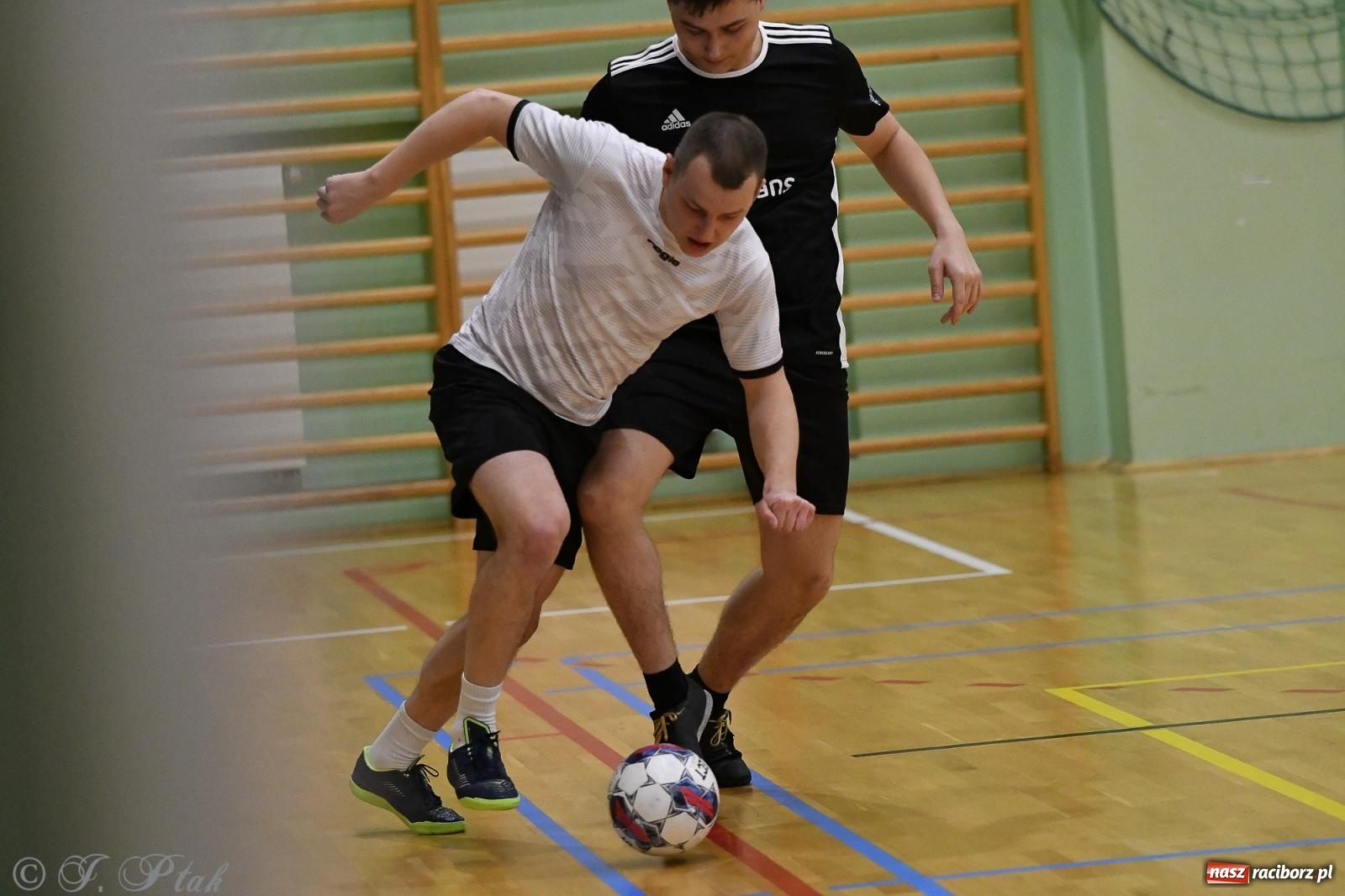 Zdjęcie w galerii na portalu naszraciborz.pl: Futsalowe emocje na zakończenie roku [FOTO] wiadomości z regionu