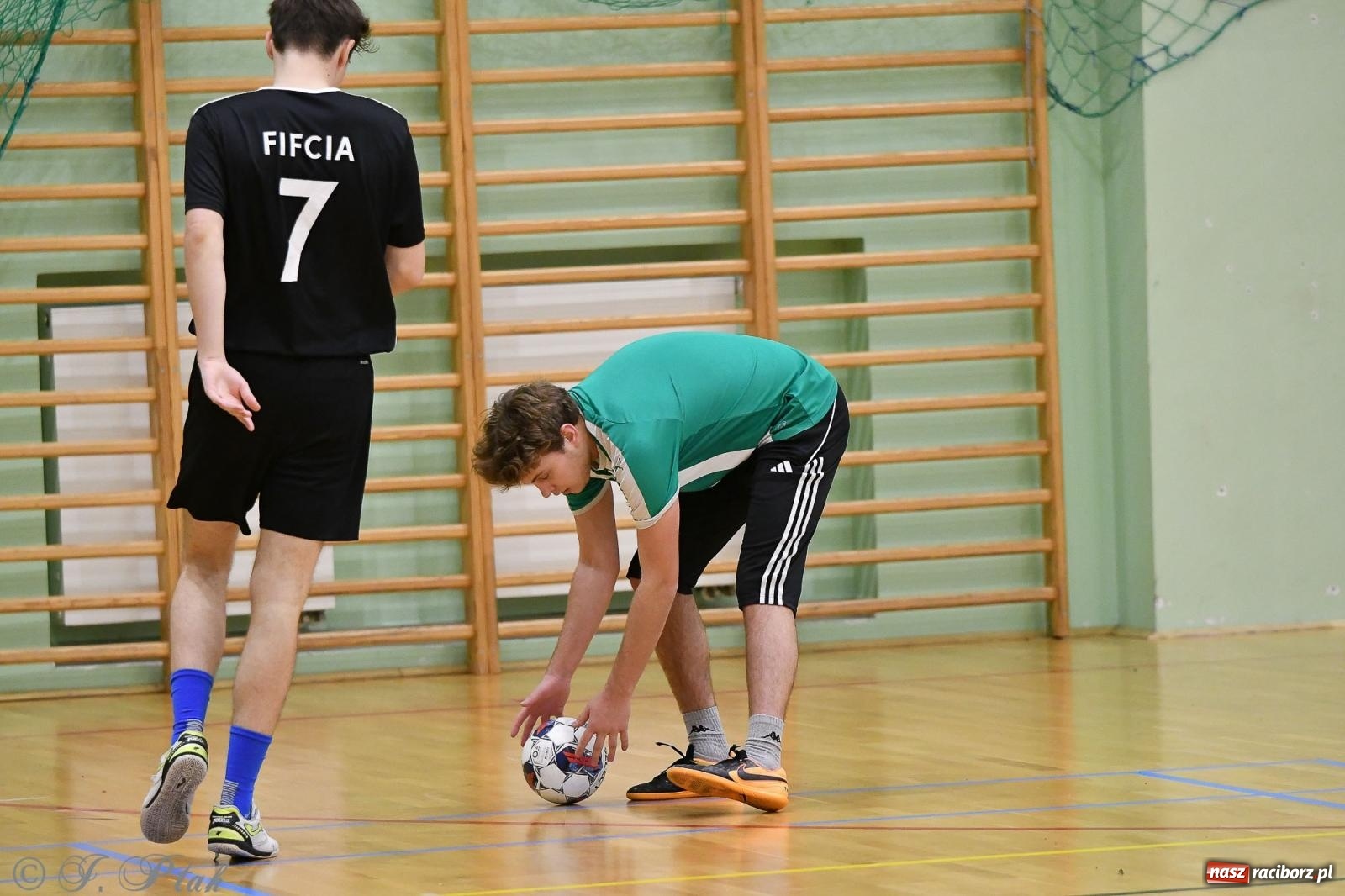 Zdjęcie w galerii na portalu naszraciborz.pl: Futsalowe emocje na zakończenie roku [FOTO] wiadomości z regionu