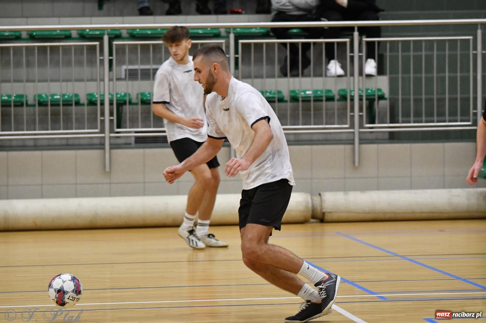 Zdjęcie w galerii na portalu naszraciborz.pl: Futsalowe emocje na zakończenie roku [FOTO] wiadomości z regionu