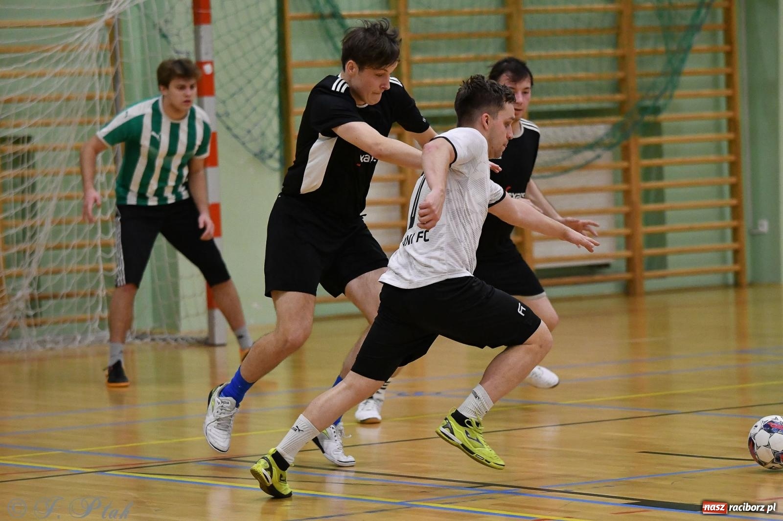 Zdjęcie w galerii na portalu naszraciborz.pl: Futsalowe emocje na zakończenie roku [FOTO] wiadomości z regionu