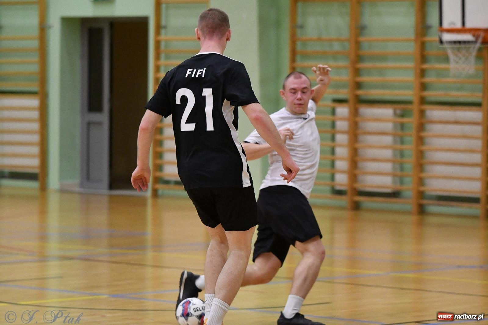 Zdjęcie w galerii na portalu naszraciborz.pl: Futsalowe emocje na zakończenie roku [FOTO] wiadomości z regionu