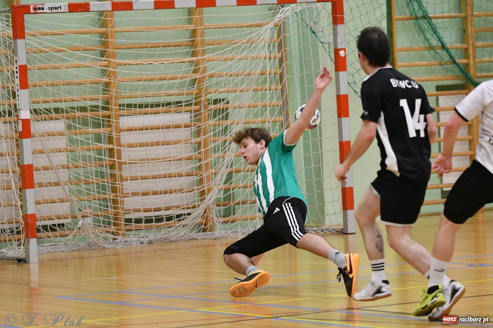 Zdjęcie w galerii na portalu naszraciborz.pl: Futsalowe emocje na zakończenie roku [FOTO] wiadomości z regionu