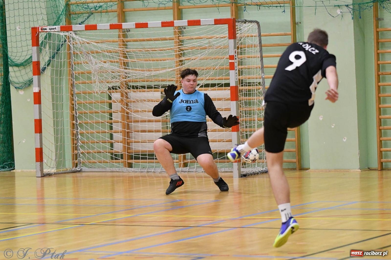 Zdjęcie w galerii na portalu naszraciborz.pl: Futsalowe emocje na zakończenie roku [FOTO] wiadomości z regionu