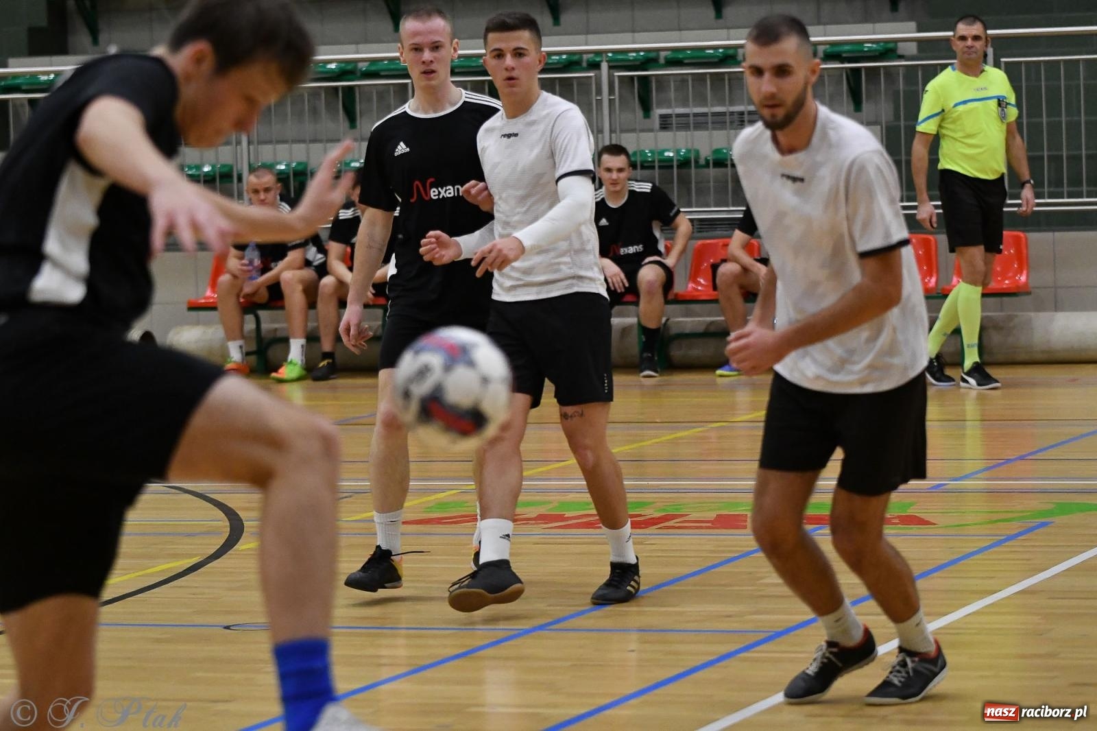 Zdjęcie w galerii na portalu naszraciborz.pl: Futsalowe emocje na zakończenie roku [FOTO] wiadomości z regionu