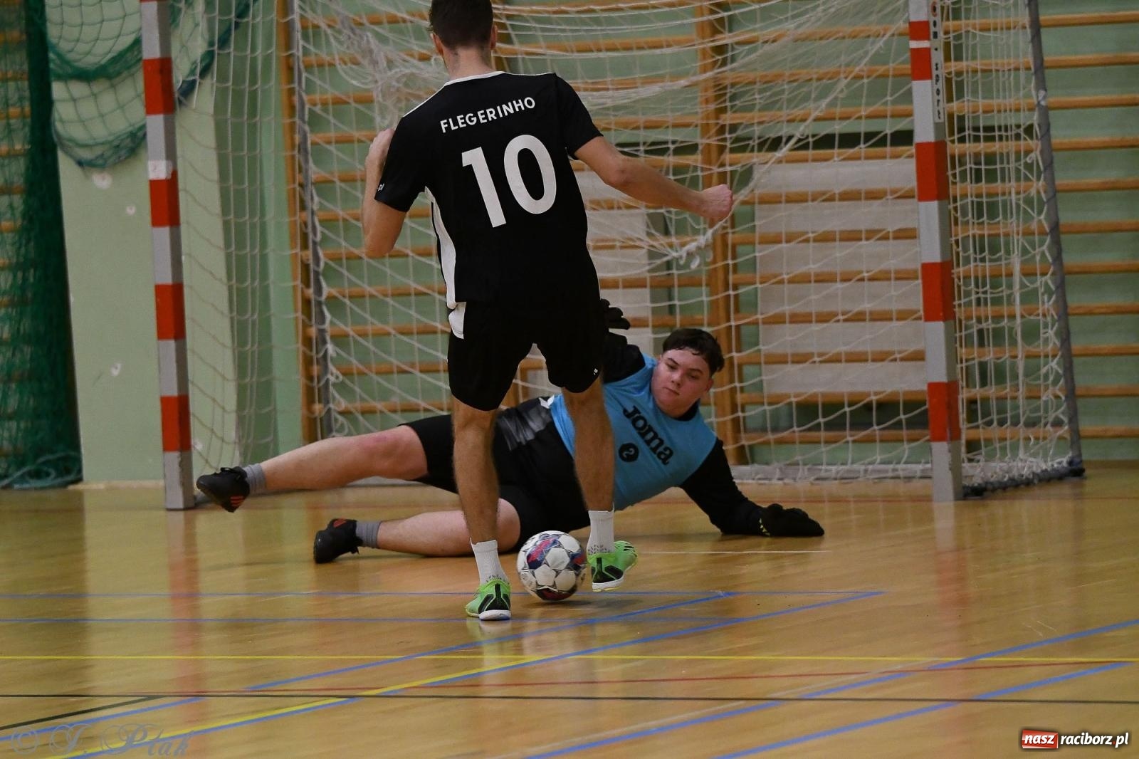 Zdjęcie w galerii na portalu naszraciborz.pl: Futsalowe emocje na zakończenie roku [FOTO] wiadomości z regionu