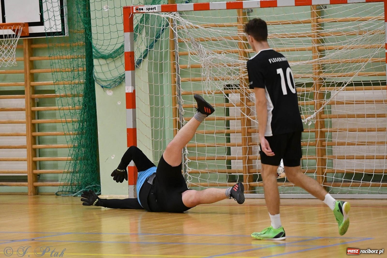 Zdjęcie w galerii na portalu naszraciborz.pl: Futsalowe emocje na zakończenie roku [FOTO] wiadomości z regionu