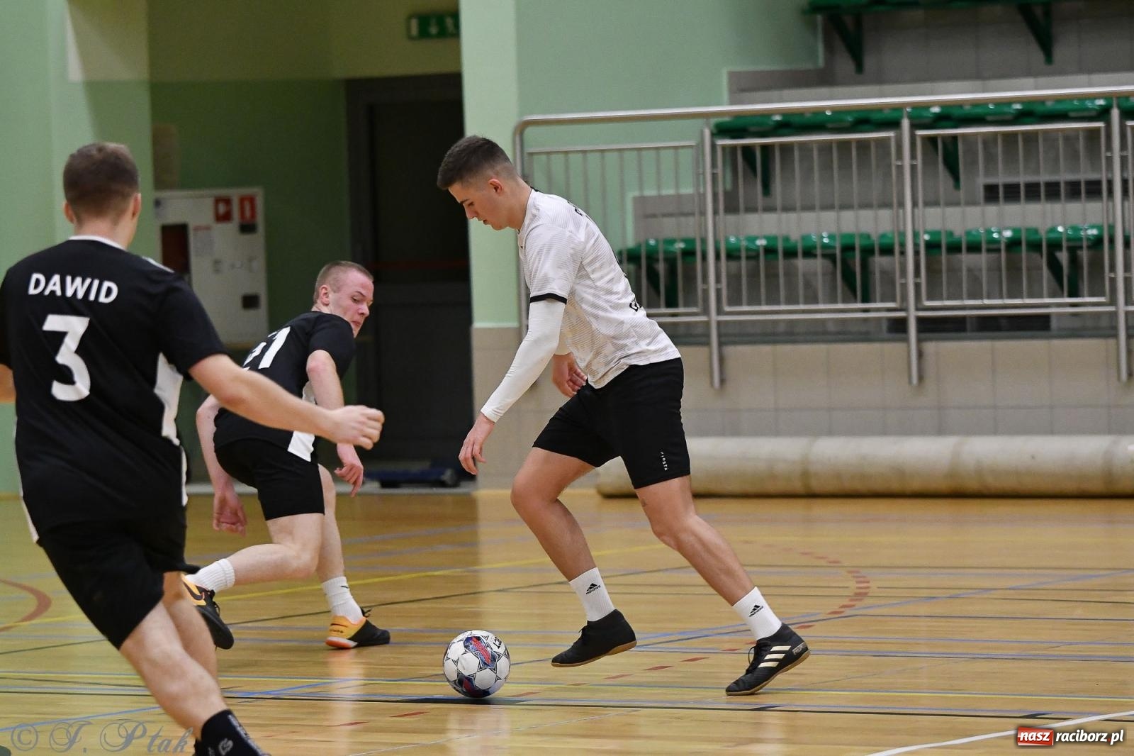 Zdjęcie w galerii na portalu naszraciborz.pl: Futsalowe emocje na zakończenie roku [FOTO] wiadomości z regionu