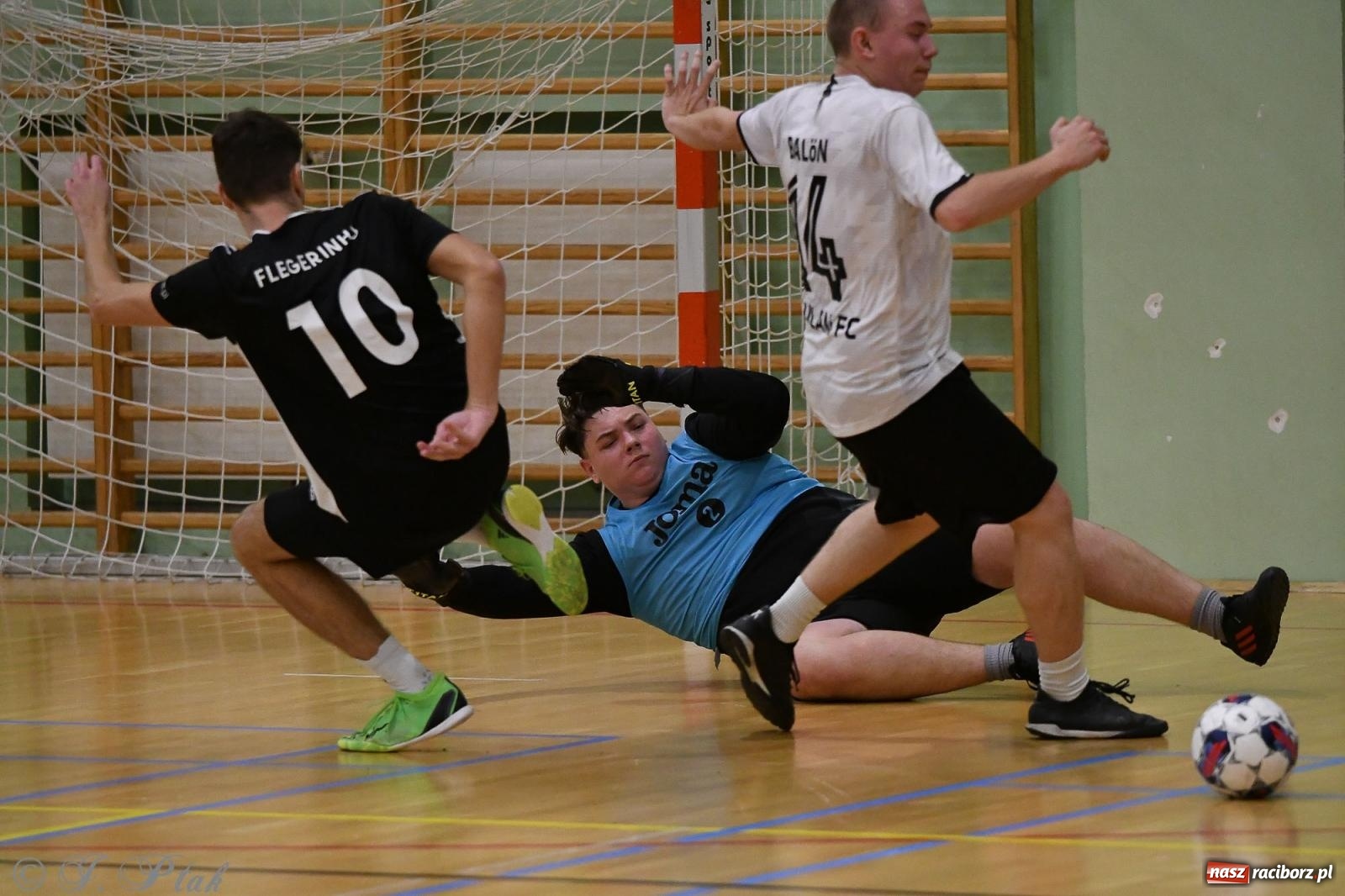 Zdjęcie w galerii na portalu naszraciborz.pl: Futsalowe emocje na zakończenie roku [FOTO] wiadomości z regionu