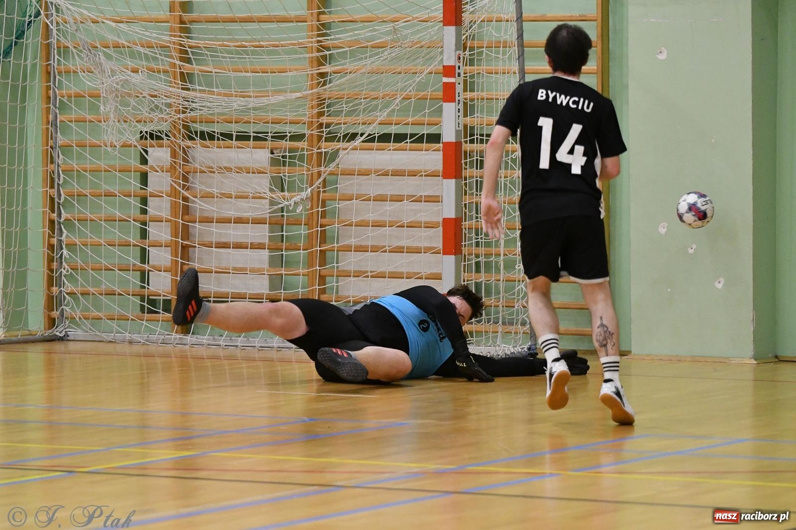 Zdjęcie w galerii na portalu naszraciborz.pl: Futsalowe emocje na zakończenie roku [FOTO] wiadomości z regionu