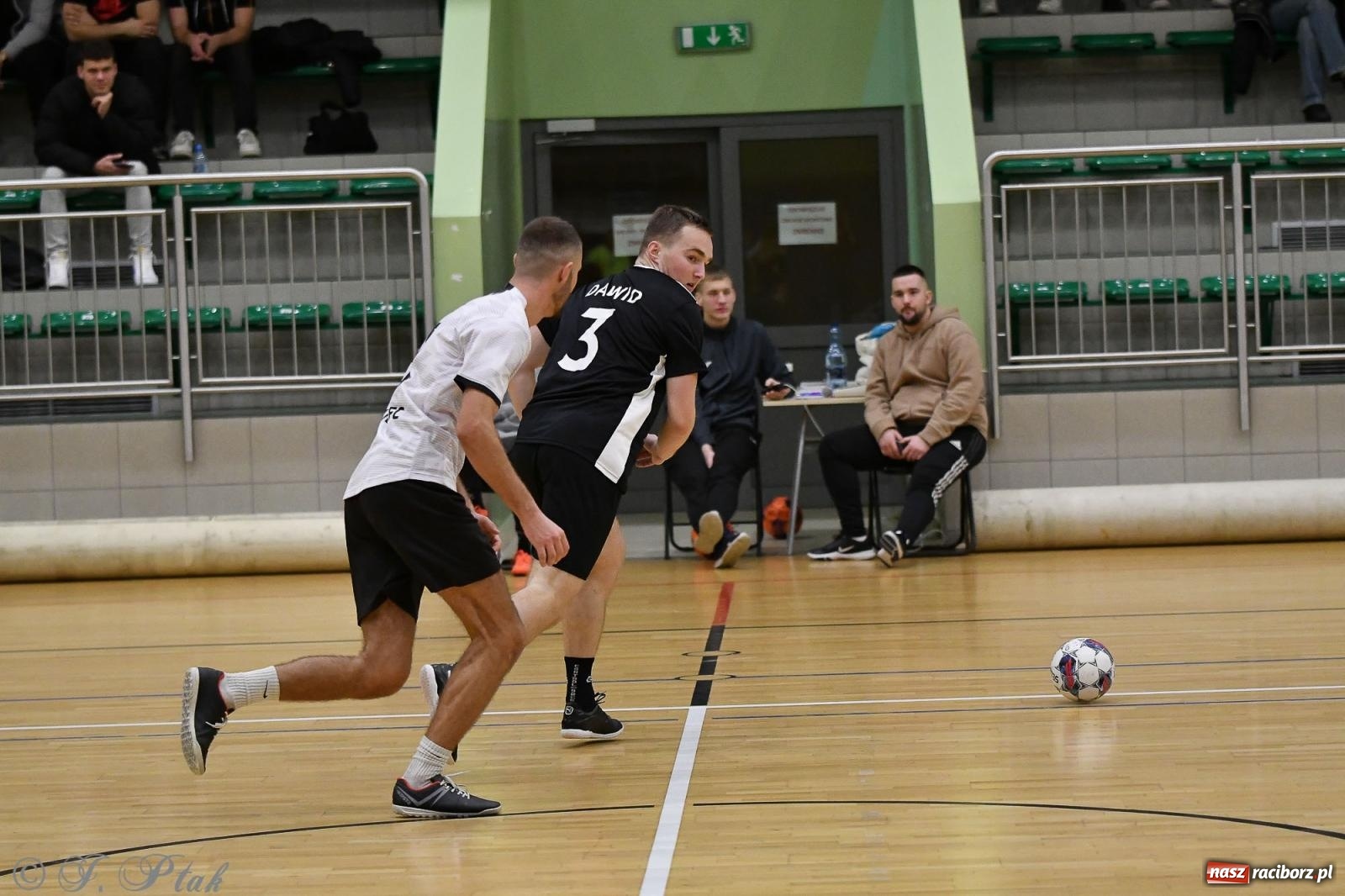 Zdjęcie w galerii na portalu naszraciborz.pl: Futsalowe emocje na zakończenie roku [FOTO] wiadomości z regionu