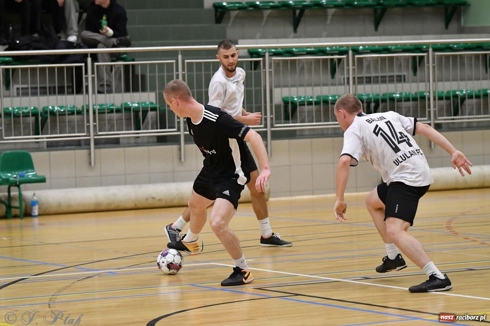 Zdjęcie w galerii na portalu naszraciborz.pl: Futsalowe emocje na zakończenie roku [FOTO] wiadomości z regionu