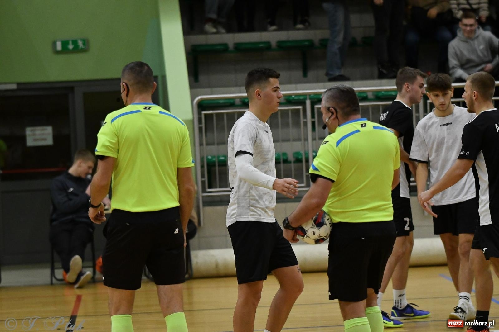 Zdjęcie w galerii na portalu naszraciborz.pl: Futsalowe emocje na zakończenie roku [FOTO] wiadomości z regionu