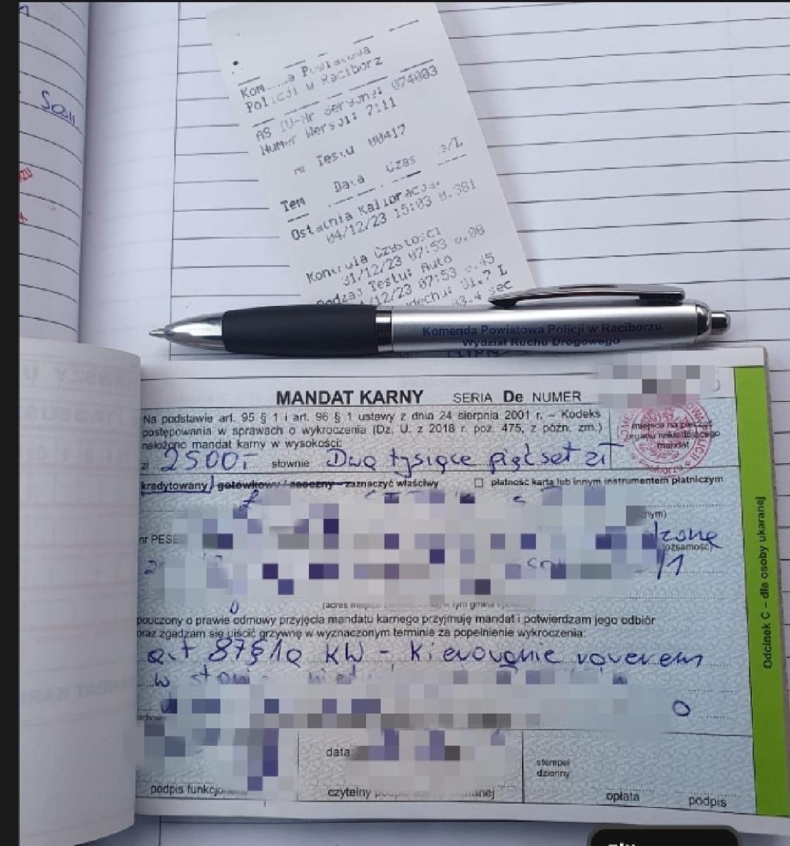 Zdjęcie w galerii na portalu naszraciborz.pl: Slalomem z czteropakiem po Ocickiej w Raciborzu. Policja odradza takie świętowanie wiadomości z regionu