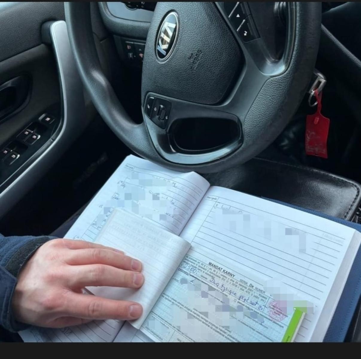 Zdjęcie w galerii na portalu naszraciborz.pl: Slalomem z czteropakiem po Ocickiej w Raciborzu. Policja odradza takie świętowanie wiadomości z regionu