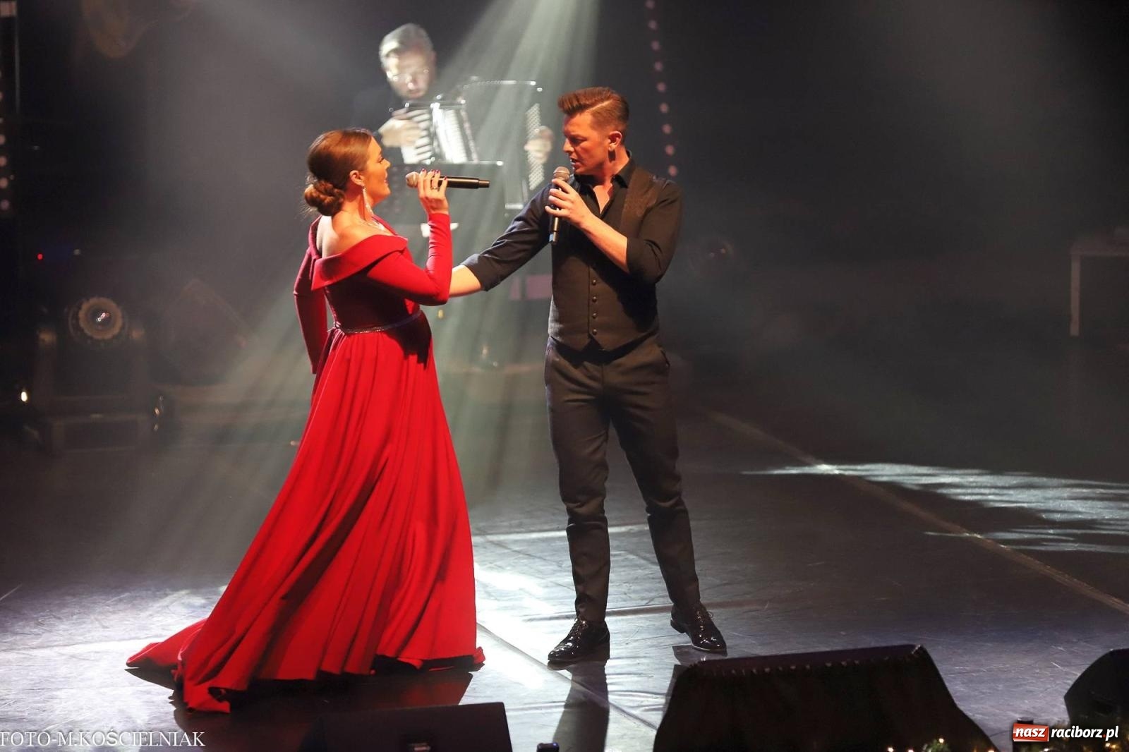 Zdjęcie w galerii na portalu naszraciborz.pl: Tak raciborzanie witali nowy rok w RCK. Filmowa gala sylwestrowa [FOTO i WIDEO] wiadomości z regionu