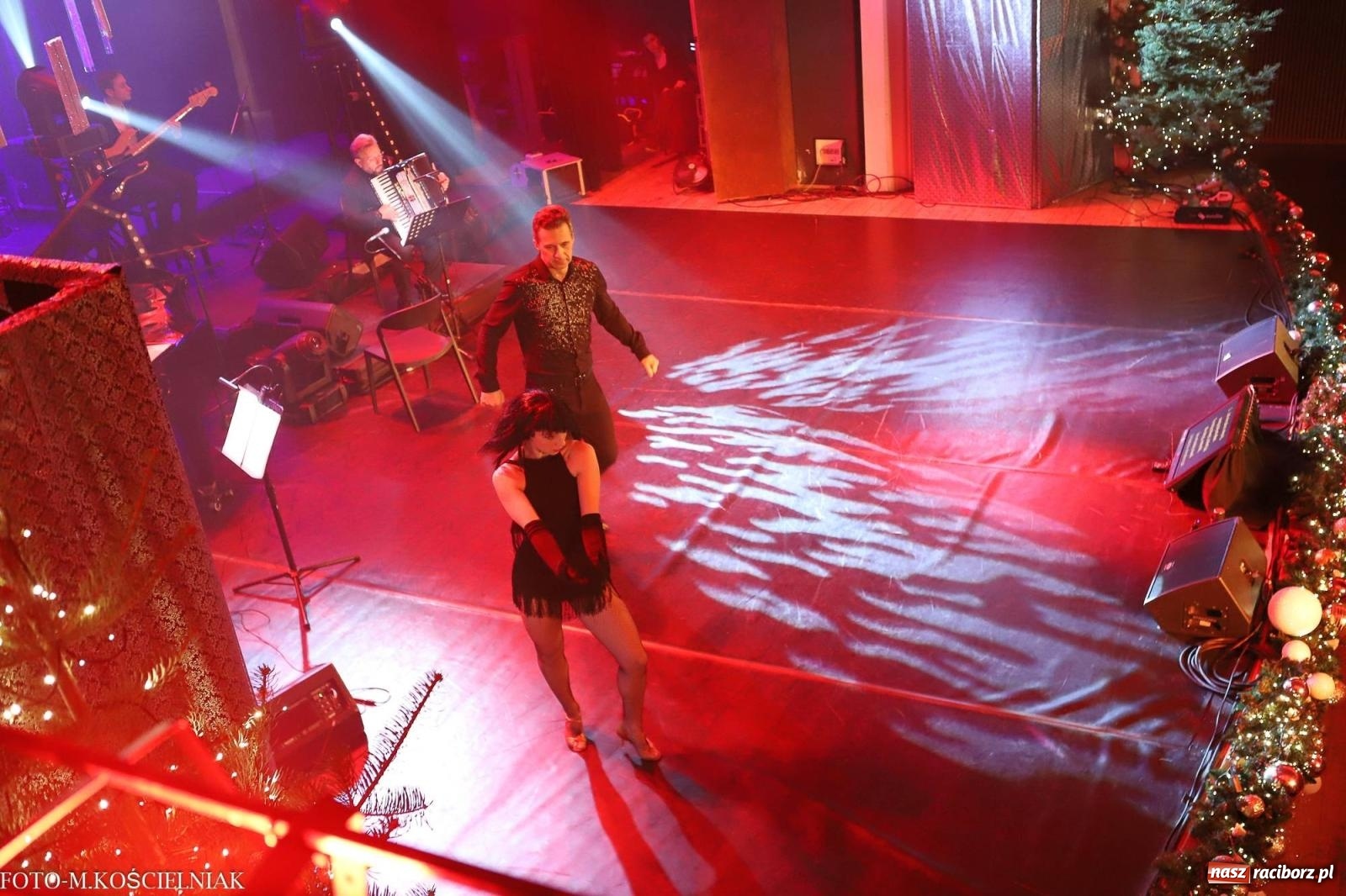 Zdjęcie w galerii na portalu naszraciborz.pl: Tak raciborzanie witali nowy rok w RCK. Filmowa gala sylwestrowa [FOTO i WIDEO] wiadomości z regionu