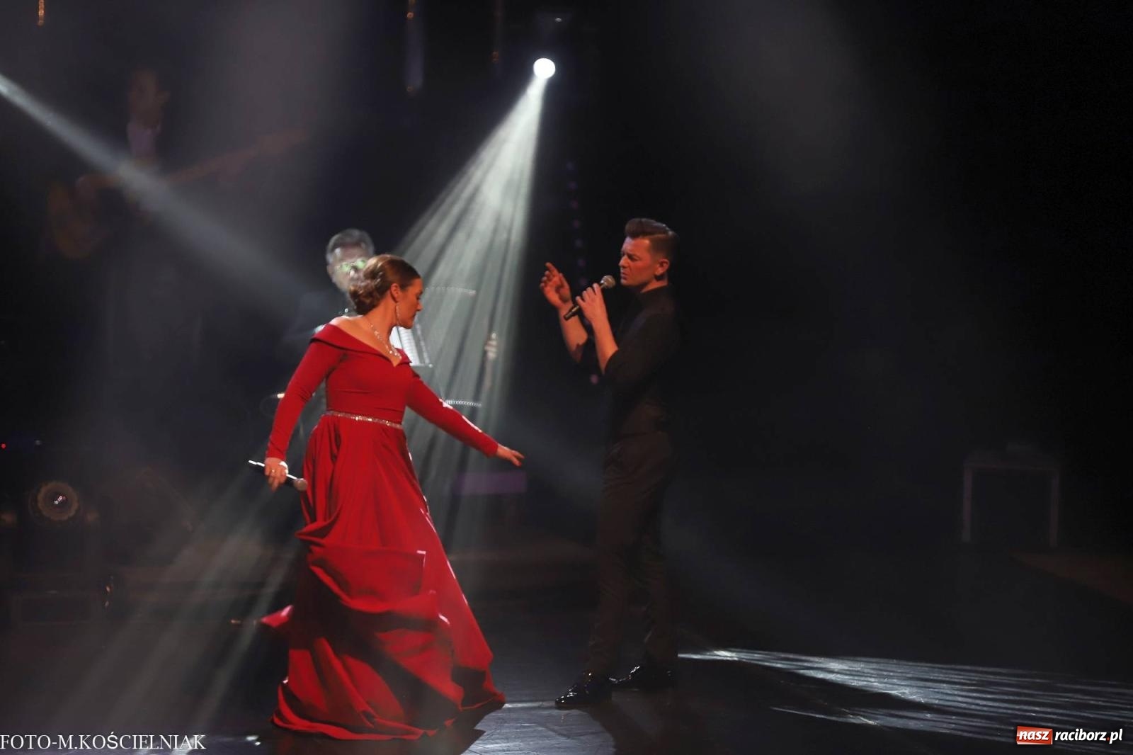 Zdjęcie w galerii na portalu naszraciborz.pl: Tak raciborzanie witali nowy rok w RCK. Filmowa gala sylwestrowa [FOTO i WIDEO] wiadomości z regionu