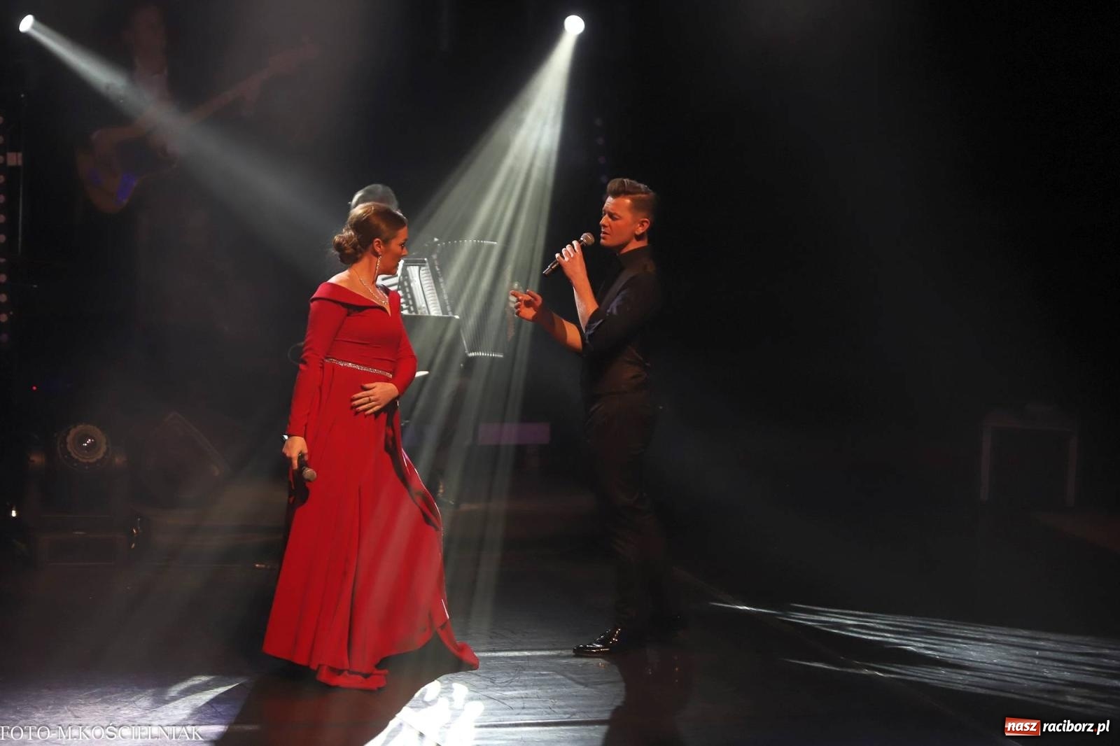 Zdjęcie w galerii na portalu naszraciborz.pl: Tak raciborzanie witali nowy rok w RCK. Filmowa gala sylwestrowa [FOTO i WIDEO] wiadomości z regionu