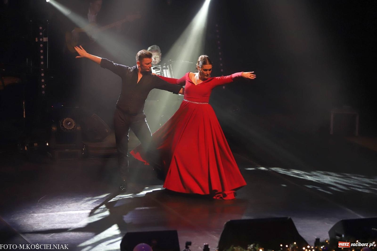 Zdjęcie w galerii na portalu naszraciborz.pl: Tak raciborzanie witali nowy rok w RCK. Filmowa gala sylwestrowa [FOTO i WIDEO] wiadomości z regionu