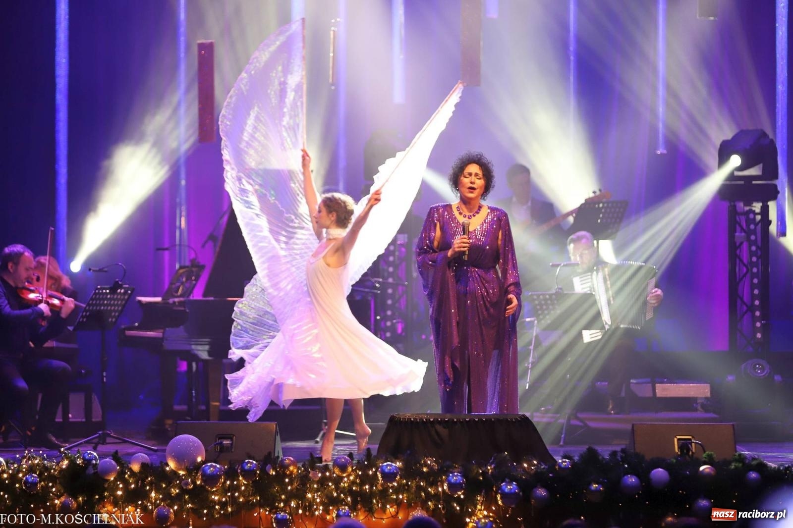 Zdjęcie w galerii na portalu naszraciborz.pl: Tak raciborzanie witali nowy rok w RCK. Filmowa gala sylwestrowa [FOTO i WIDEO] wiadomości z regionu