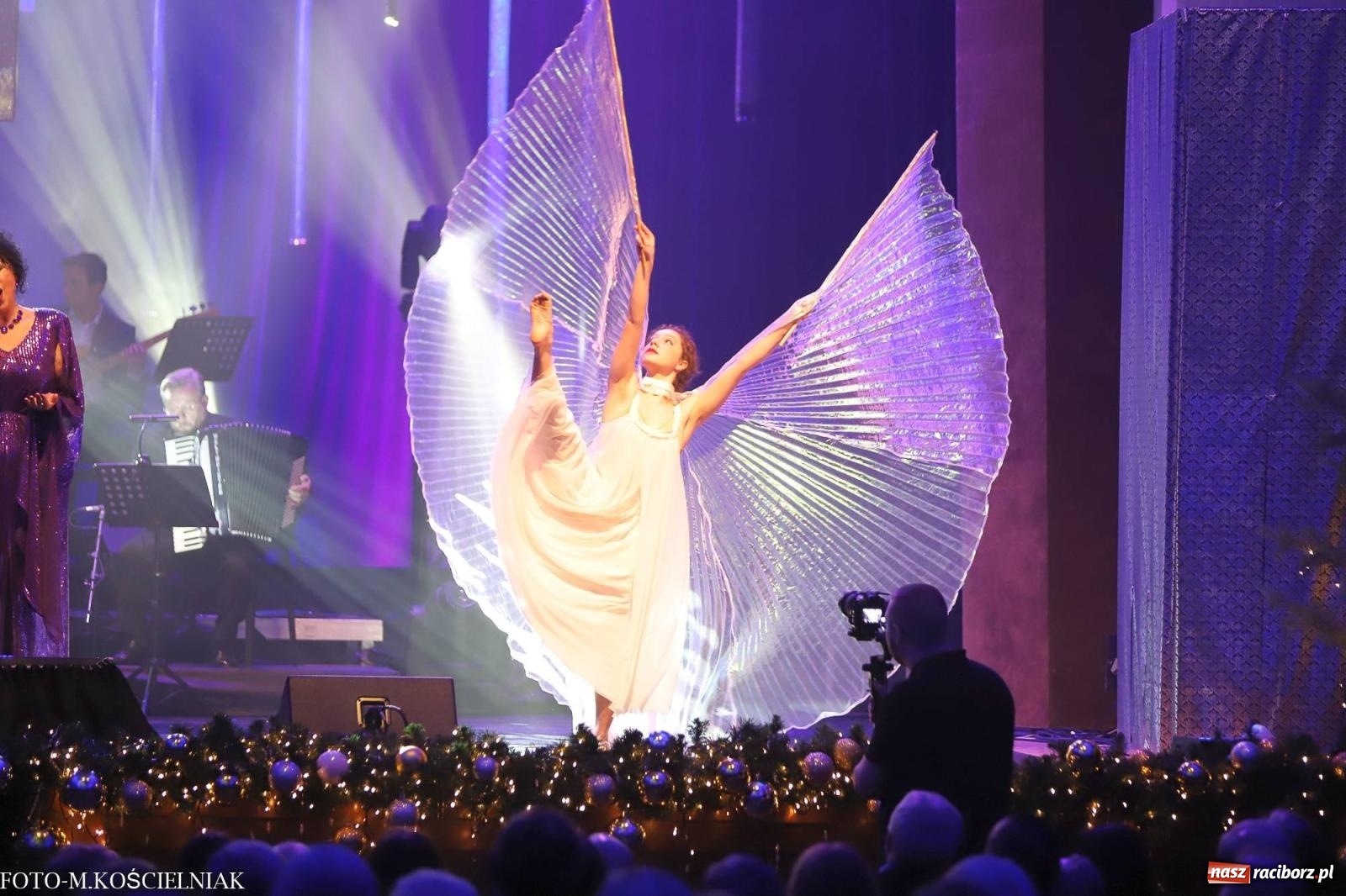 Zdjęcie w galerii na portalu naszraciborz.pl: Tak raciborzanie witali nowy rok w RCK. Filmowa gala sylwestrowa [FOTO i WIDEO] wiadomości z regionu