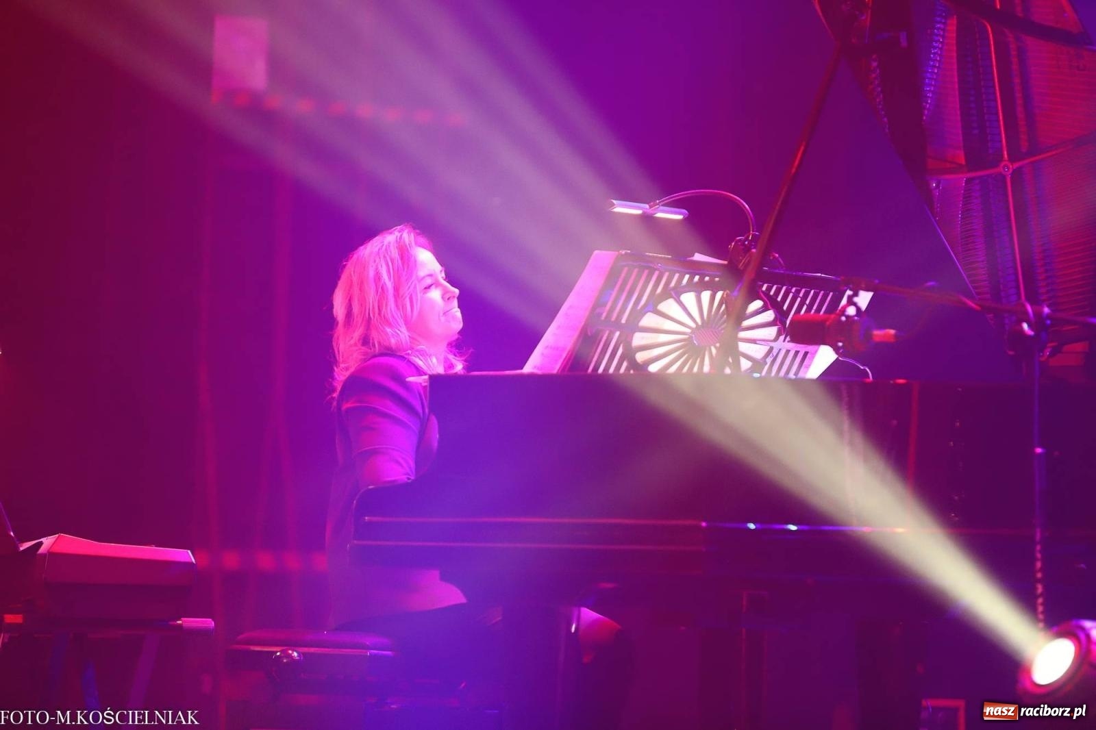 Zdjęcie w galerii na portalu naszraciborz.pl: Tak raciborzanie witali nowy rok w RCK. Filmowa gala sylwestrowa [FOTO i WIDEO] wiadomości z regionu